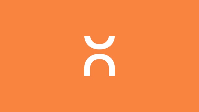 El isotipo de Cuatro CS en blanco sobre el naranja de la marca